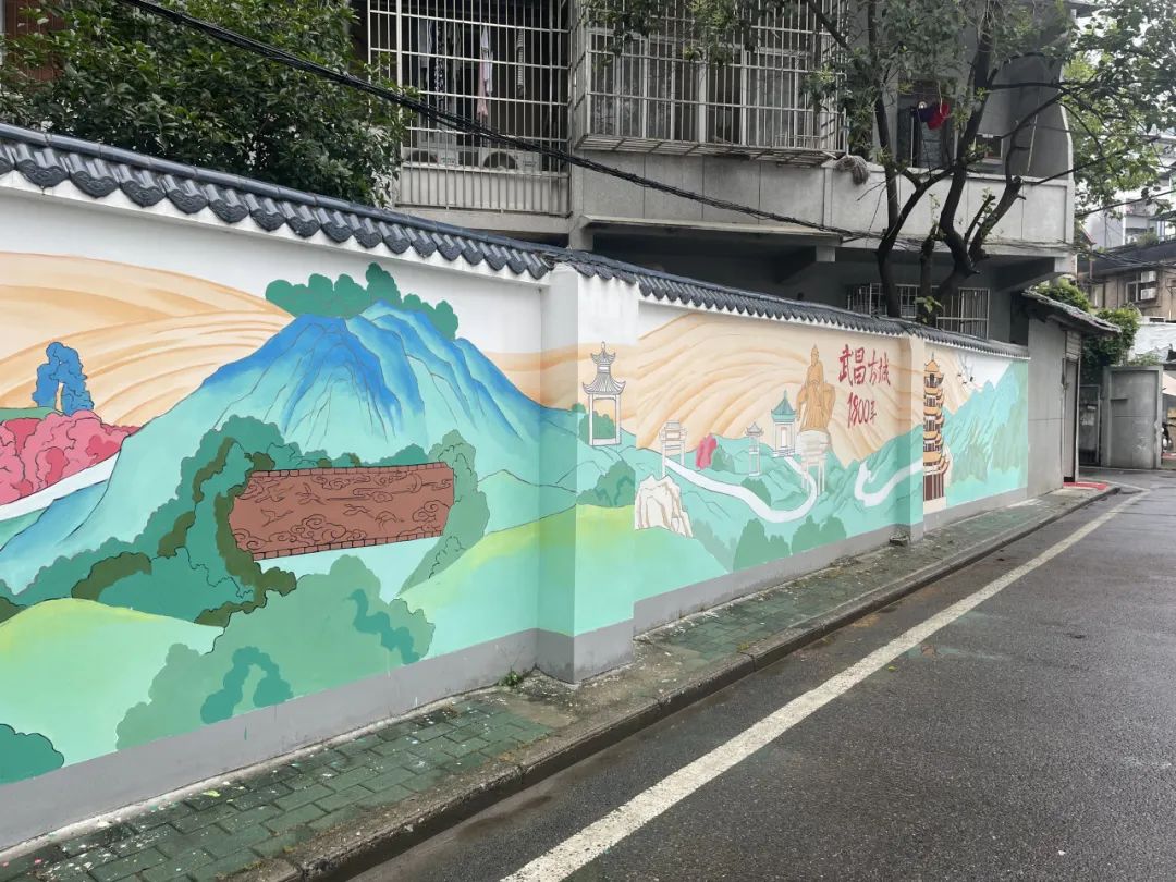 武昌古城文化手繪墻全景除了硬件設(shè)施的提升,西廠口社區(qū)借助獨(dú)特的